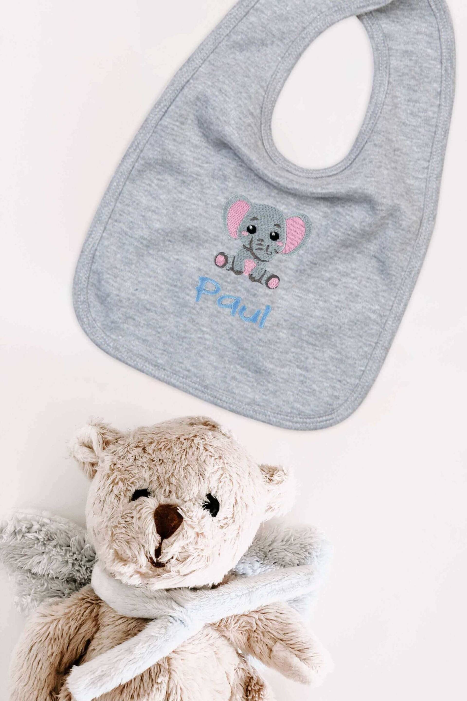 Lätzchen Für Babys Aus Bio-Baumwolle Bestickt Mit Elefant Und Wunschtext Lätzchen Für Babys Aus Bio-Baumwolle Bestickt Mit Elefant Und Wunschtext von KiddiezDE