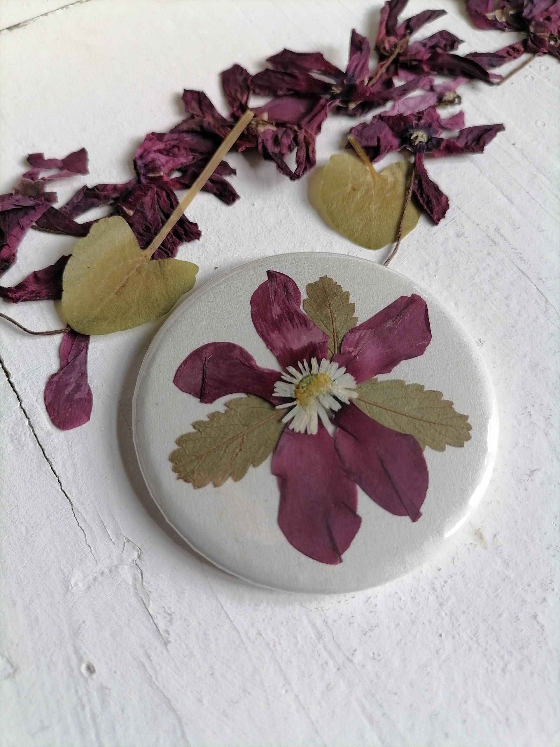Taschenspiegel, Getrocknete Blüten, 59mm. Unikat Taschenspiegel, Getrocknete Blüten, 59mm. Unikat von KirschbluetenTsunami