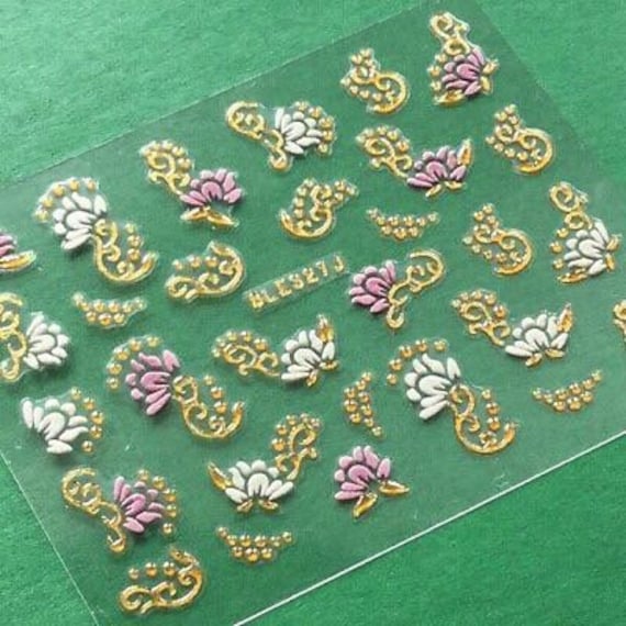 Pinke, Weiße Blume Mit Goldmuster 3D Nail Art Sticker von KitschyNails
