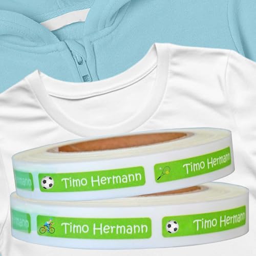 Kiwistar - Namensschilder für Kleidung Kinder personalisiert 8x1 cm Namensaufkleber Kinder Schule Kleidung mit Namen - Wäscheetiketten zum Aufbügeln - Fußball - Rolle ab 100 Stück - Wunschtext von Kiwistar