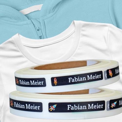 Kiwistar - Namensschilder für Kleidung Kinder personalisiert 8x1 cm Namensaufkleber Kinder Schule Kleidung mit Namen - Wäscheetiketten zum Aufbügeln - Kosmos - Rolle ab 100 Stück - Wunschtext Kiwistar - Namensschilder für Kleidung Kinder personalisiert 8x1 cm Namensaufkleber Kinder Schule Kleidung mit Namen - Wäscheetiketten zum Aufbügeln - Kosmos - Rolle ab 100 Stück - Wunschtext von Kiwistar
