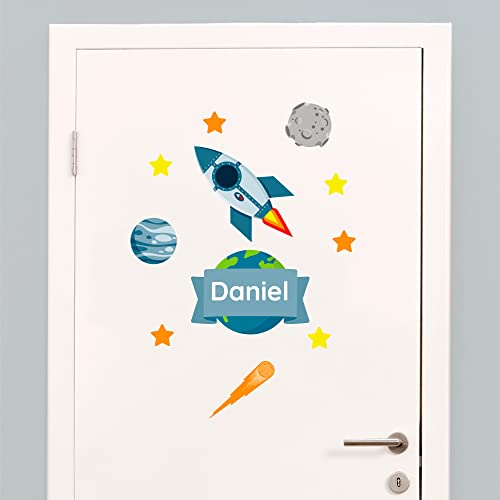 Klebekerlchen® Türaufkleber personalisiert mit Name – Wandtattoo Kinderzimmer & Babyzimmer deko – selbstklebende Wandsticker - Weltraum Rakete von Klebekerlchen