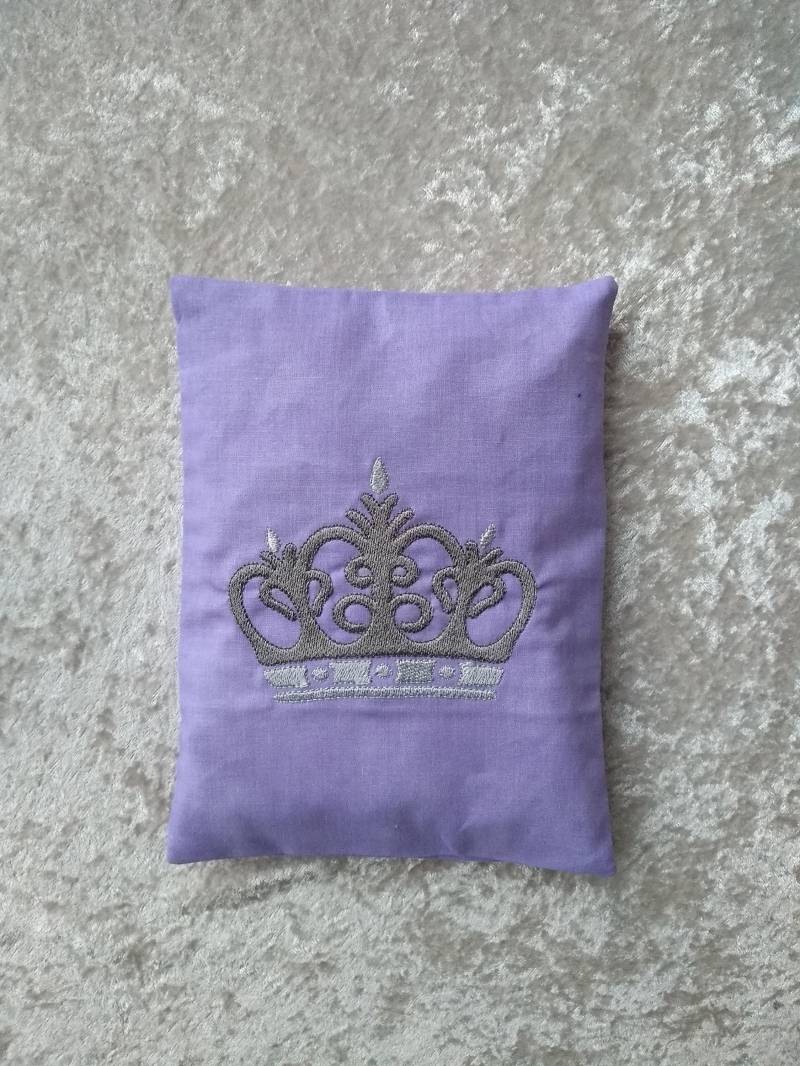 Wärmekissen, Kronen-stickerei, Hell-Lila von KleineWohlmanufaktur