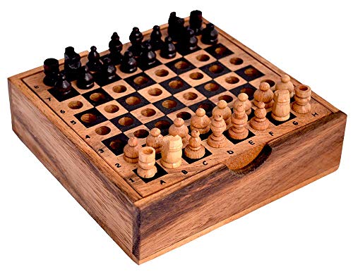 Schach Reisespiel mit kleinen Holzfiguren zum einstecken in das Spielfeld. Chess Figure Pins, kleines Knobelholz Reisespiel für Kinder und Erwachsene mit steckbaren Schachfiguren als Holzbox Schach Reisespiel mit kleinen Holzfiguren zum einstecken in das Spielfeld. Chess Figure Pins, kleines Knobelholz Reisespiel für Kinder und Erwachsene mit steckbaren Schachfiguren als Holzbox von Knobelholz.de