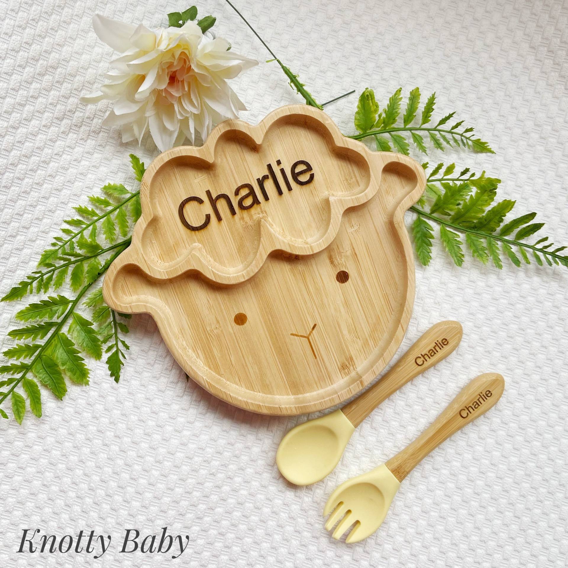 Gelbe Zitrone Personalisierte Laser Gravierte Bambusschaf Baby Futterteller Set Mit Silikon Saugnapf, Löffel Und Gabel, Geschenk, Ostern Gelbe Zitrone Personalisierte Laser Gravierte Bambusschaf Baby Futterteller Set Mit Silikon Saugnapf, Löffel Und Gabel, Geschenk, Ostern von KnottybabyCrafts