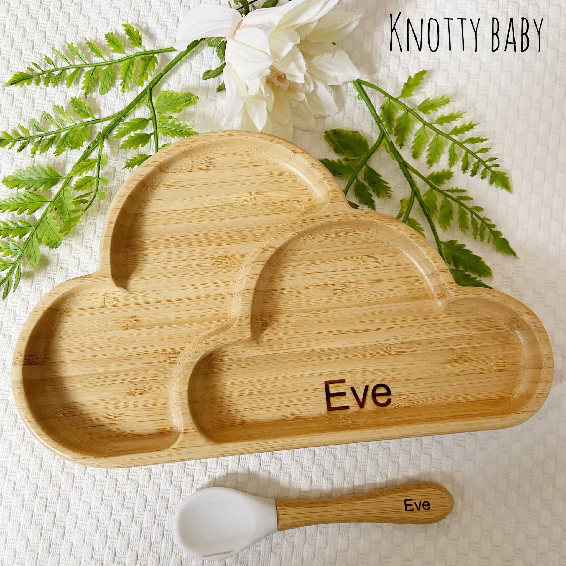 Marmorweißes, Personalisiertes, Lasergraviertes Bambus-Wolken-Baby-Futterteller-Set Mit Silikonsauger, Löffel, Geschenk, Trainingsteller von KnottybabyCrafts