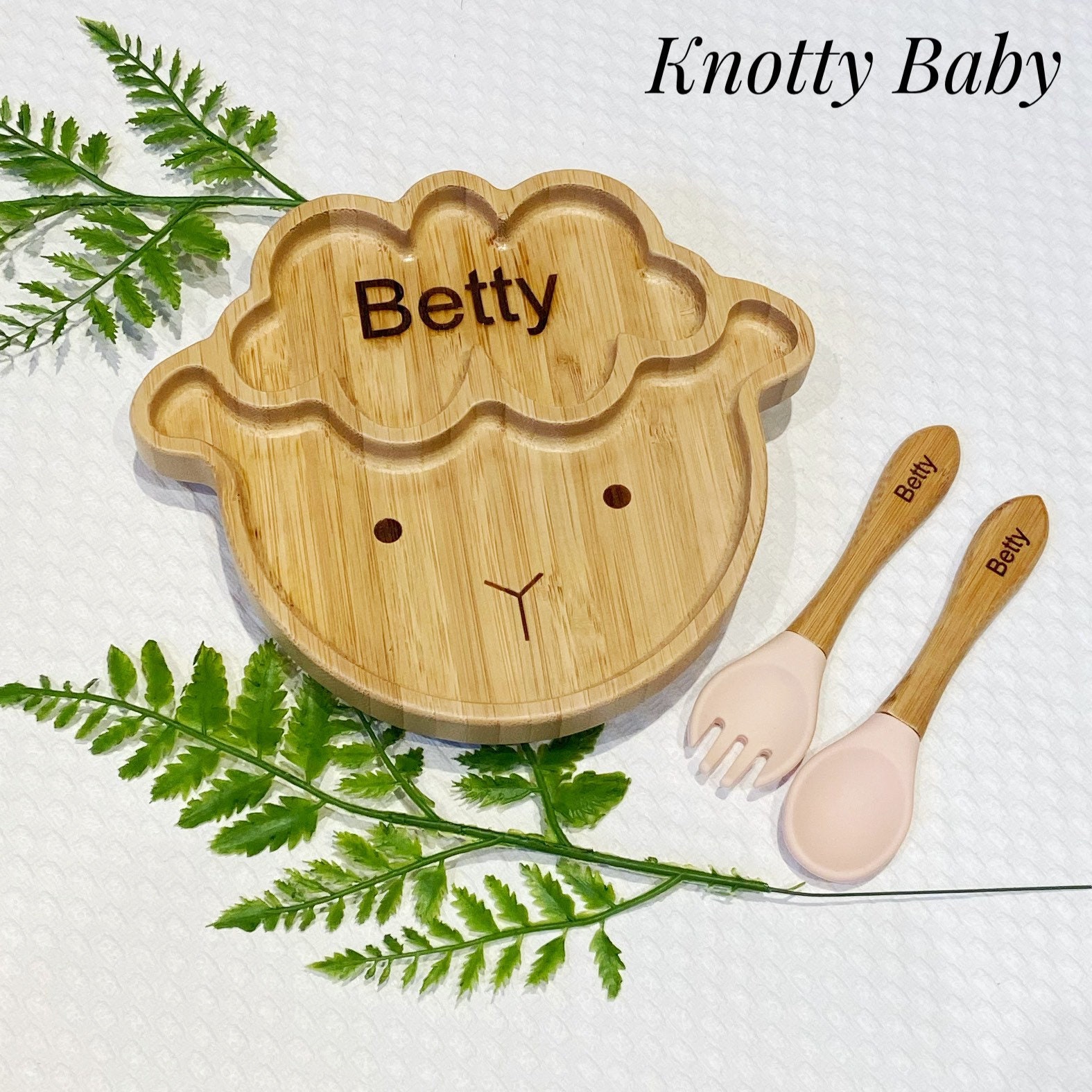 Rosa Personalisierte Laser Gravierte Bambusschaf Baby Teller Set Mit Silikon-Sauger, Löffel Und Gabel, Geschenk, Trainingsteller, Ostern Rosa Personalisierte Laser Gravierte Bambusschaf Baby Teller Set Mit Silikon-Sauger, Löffel Und Gabel, Geschenk, Trainingsteller, Ostern von KnottybabyCrafts