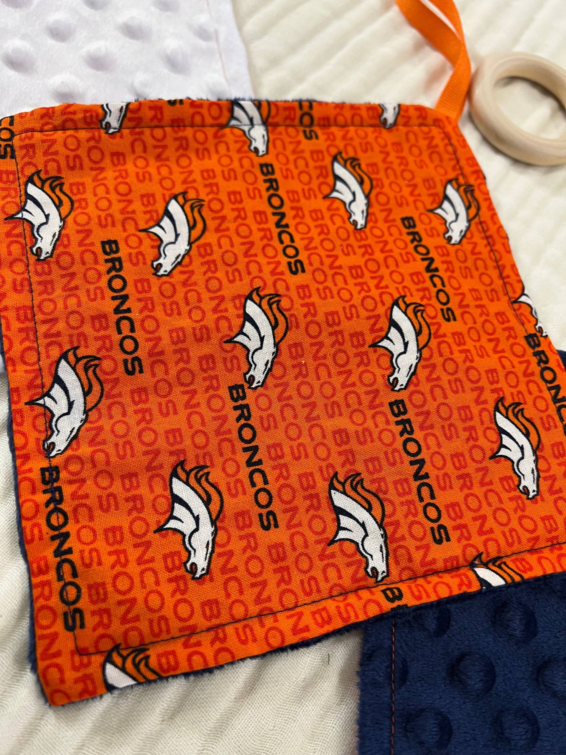 Denver Broncos Auf Orange Minky Binky Halter von KokoNBear