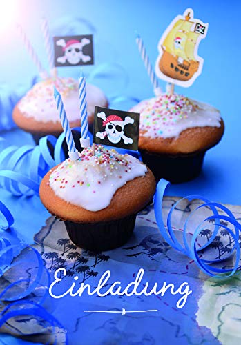 Kindergeburtstagseinladungen Junge Pirat/ Muffins mit Kerzen in Piratenform /blau von Komma³