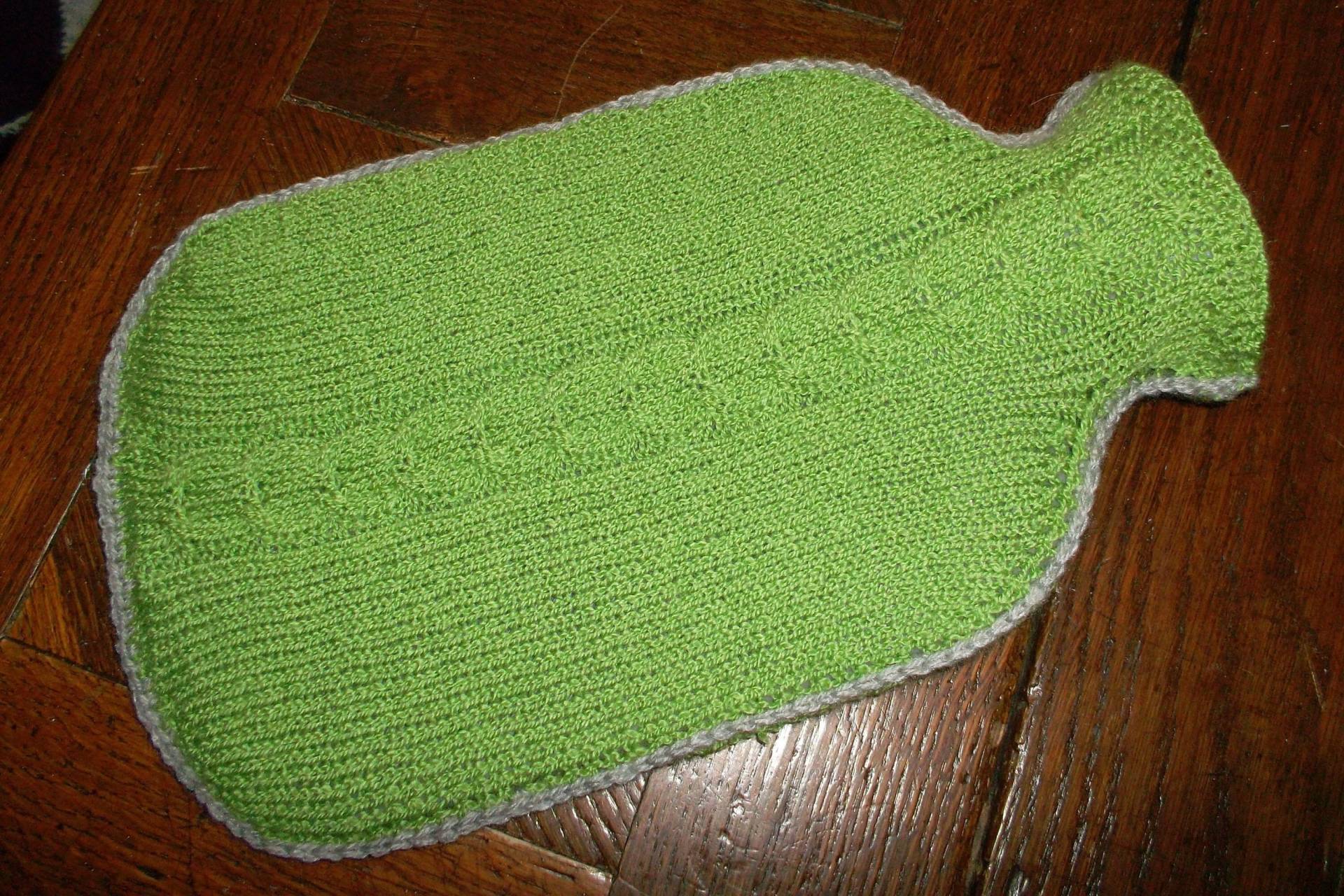 Wärmflaschenhülle Handgestrickt in Grün Mit Zopfmuster Wärmflaschenhülle Handgestrickt in Grün Mit Zopfmuster von Kreativraum