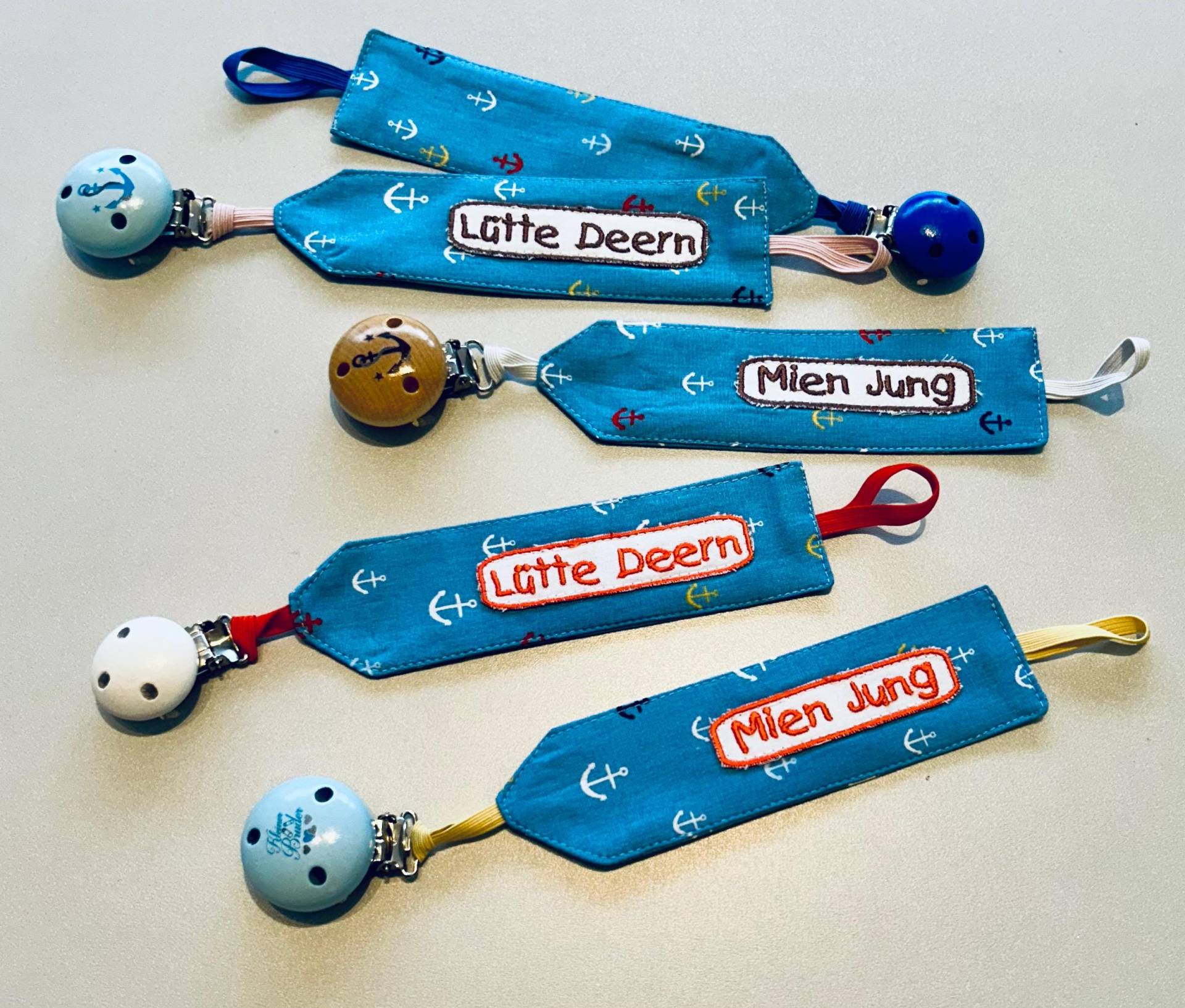 Schnullerband Hellblau Mit Kleinen Ankern, Maritime Schnullerkette Für Jungen Und Mädchen, Personalisierbar Wunschtext Oder Namen Schnullerband Hellblau Mit Kleinen Ankern, Maritime Schnullerkette Für Jungen Und Mädchen, Personalisierbar Wunschtext Oder Namen von KuestenfieberDesign