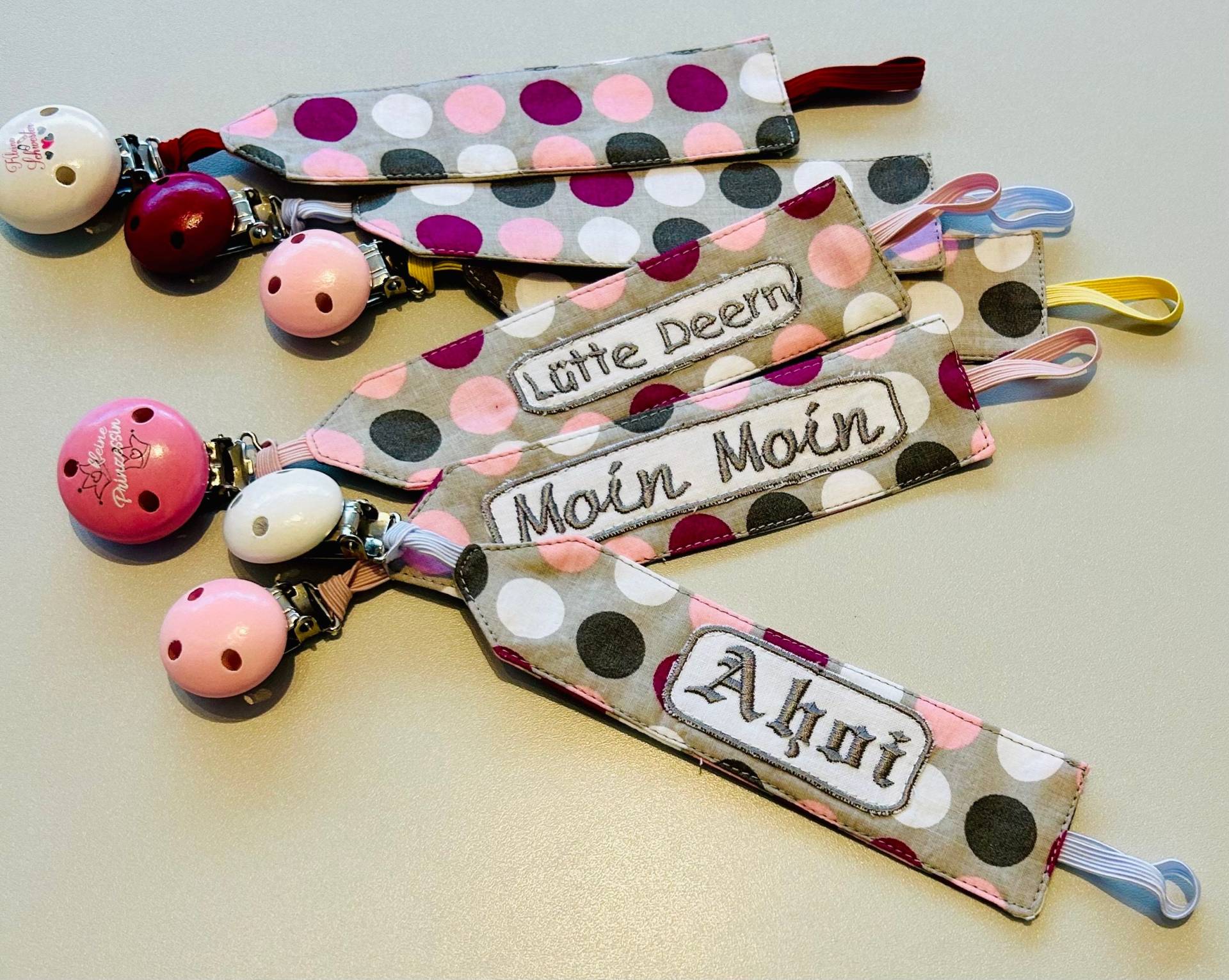 Schnullerband Kreise Grau, Schnullerkette, Mit Namen, Personalisiert, Perfekt Als Babygeschenk, Geschenk Zur Geburt Und Taufe Schnullerband Kreise Grau, Schnullerkette, Mit Namen, Personalisiert, Perfekt Als Babygeschenk, Geschenk Zur Geburt Und Taufe von KuestenfieberDesign