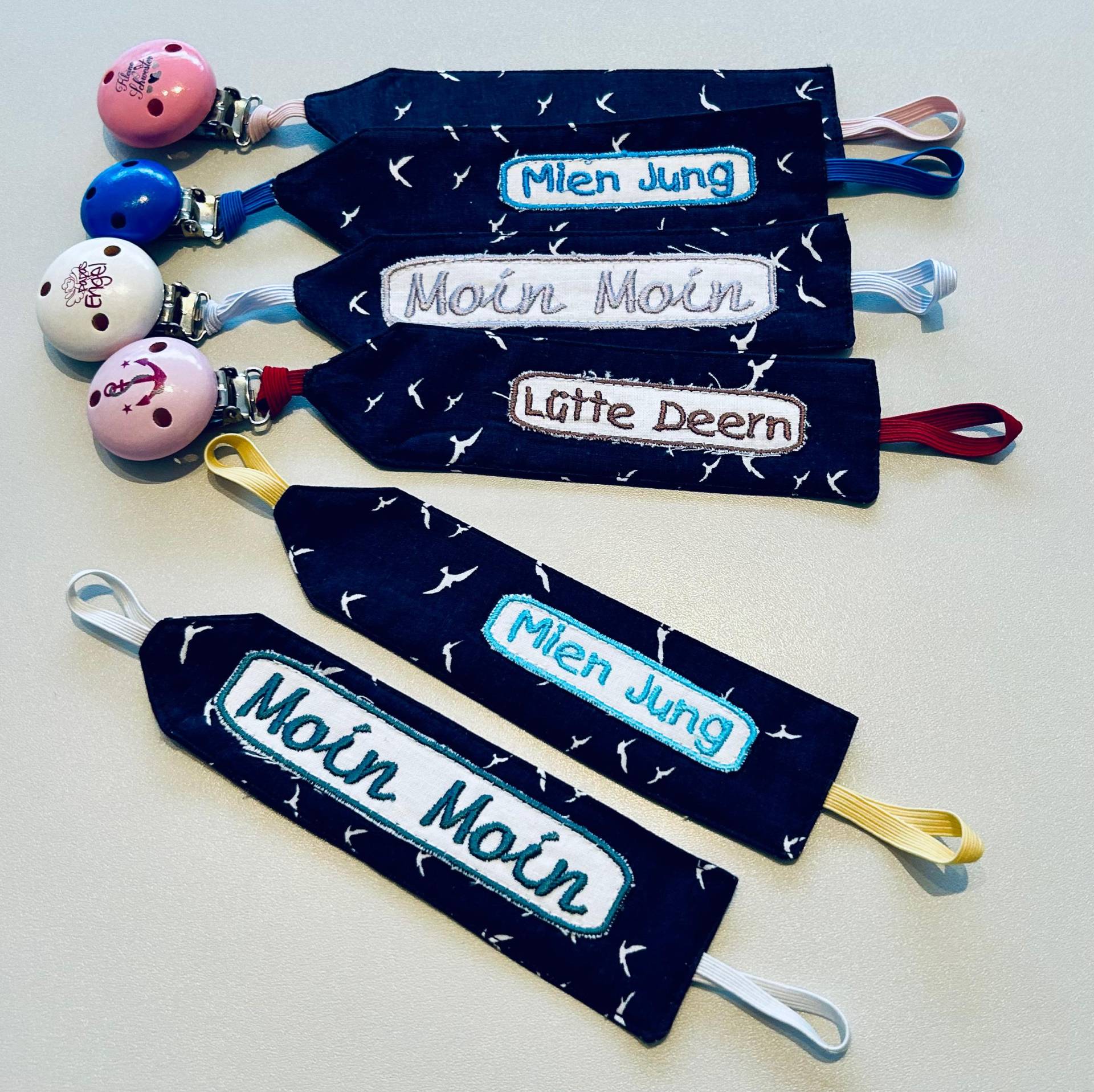 Schnullerband in Dunkelblau Mit Möwen, Blaue Schnullerkette Für Jungen Und Mädchen, Personalisierebar Gesticktem Wunschtext Oder Namen Schnullerband in Dunkelblau Mit Möwen, Blaue Schnullerkette Für Jungen Und Mädchen, Personalisierebar Gesticktem Wunschtext Oder Namen von KuestenfieberDesign