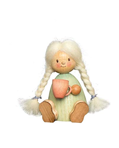 Kuhnert Drechslerei Dekoration/Holzfigur aus Massivholz mit Schafwollfrisur - Finn & Finja - Motiv: Finja mit Tasse - Höhe: ca. 9cm - Made in Germany von Kuhnert