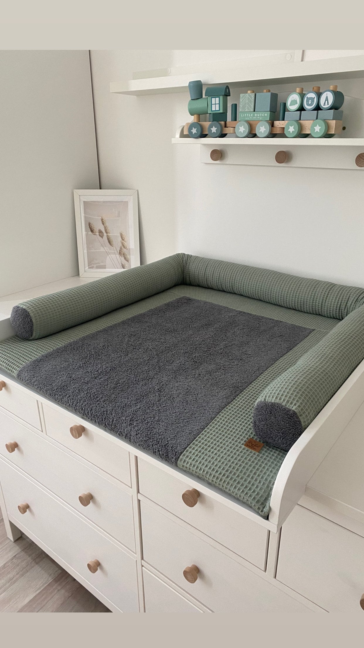 Wickelauflage Mit Wasserdichter Matratze Und Abnehmbaren Bezug Altmint/Dunkelgrau Wickelauflage Mit Wasserdichter Matratze Und Abnehmbaren Bezug Altmint/Dunkelgrau von Kuschelwelten
