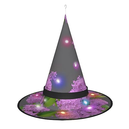 Kycvds Die Halloween-Hexenhüte mit lila Blumen in Blüte sind mit Lichtern verziert, die verwendet werden, um große Halloween-Partyzubehör zu dekorieren. Kycvds Die Halloween-Hexenhüte mit lila Blumen in Blüte sind mit Lichtern verziert, die verwendet werden, um große Halloween-Partyzubehör zu dekorieren. von Kycvds