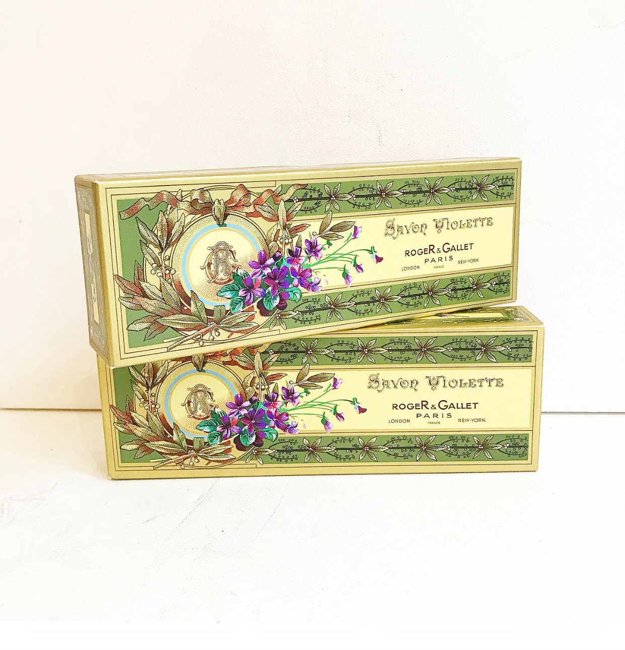 Vintage Roger & Gallet Seife, "Savon Violette"/Paris, France Bath-Soap 3 Stück Vintage Roger & Gallet Seife, "Savon Violette"/Paris, France Bath-Soap 3 Stück von LASTWALLFLOWER