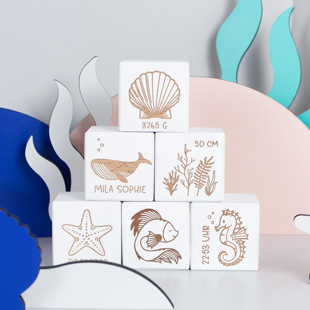 Laublust Holzwürfel Baby Personalisiert Mit Namen Und Geburtsdaten - Holzspielzeug Gravur 6Er Würfel Set Ocean | 50x50x50mm Laublust Holzwürfel Baby Personalisiert Mit Namen Und Geburtsdaten - Holzspielzeug Gravur 6Er Würfel Set Ocean | 50x50x50mm von LAUBLUST
