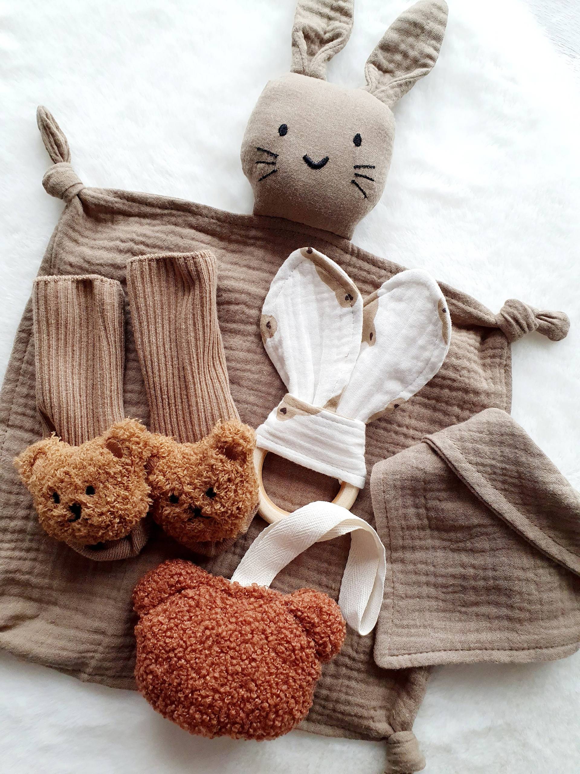 Baby Geschenk-Set Neugeborenen Geschenk Box Schnuffelhase Schmusetuch Personalisiert Geschenkeset Halstuch Laviosar Baby Geschenk-Set Neugeborenen Geschenk Box Schnuffelhase Schmusetuch Personalisiert Geschenkeset Halstuch Laviosar von LAVIOSAR