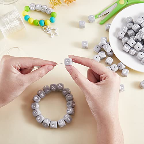 LEGENTLISUR 20 Stück Silikon Buchstabenperlen 12mm Quadratische Würfel Graue Alphabet Lose Perlen Für Freundschaftsarmbänder Wörter Schlüsselanhänger Schmuck Basteln DIY Projekte (Buchstabe J) von LEGENTLISUR