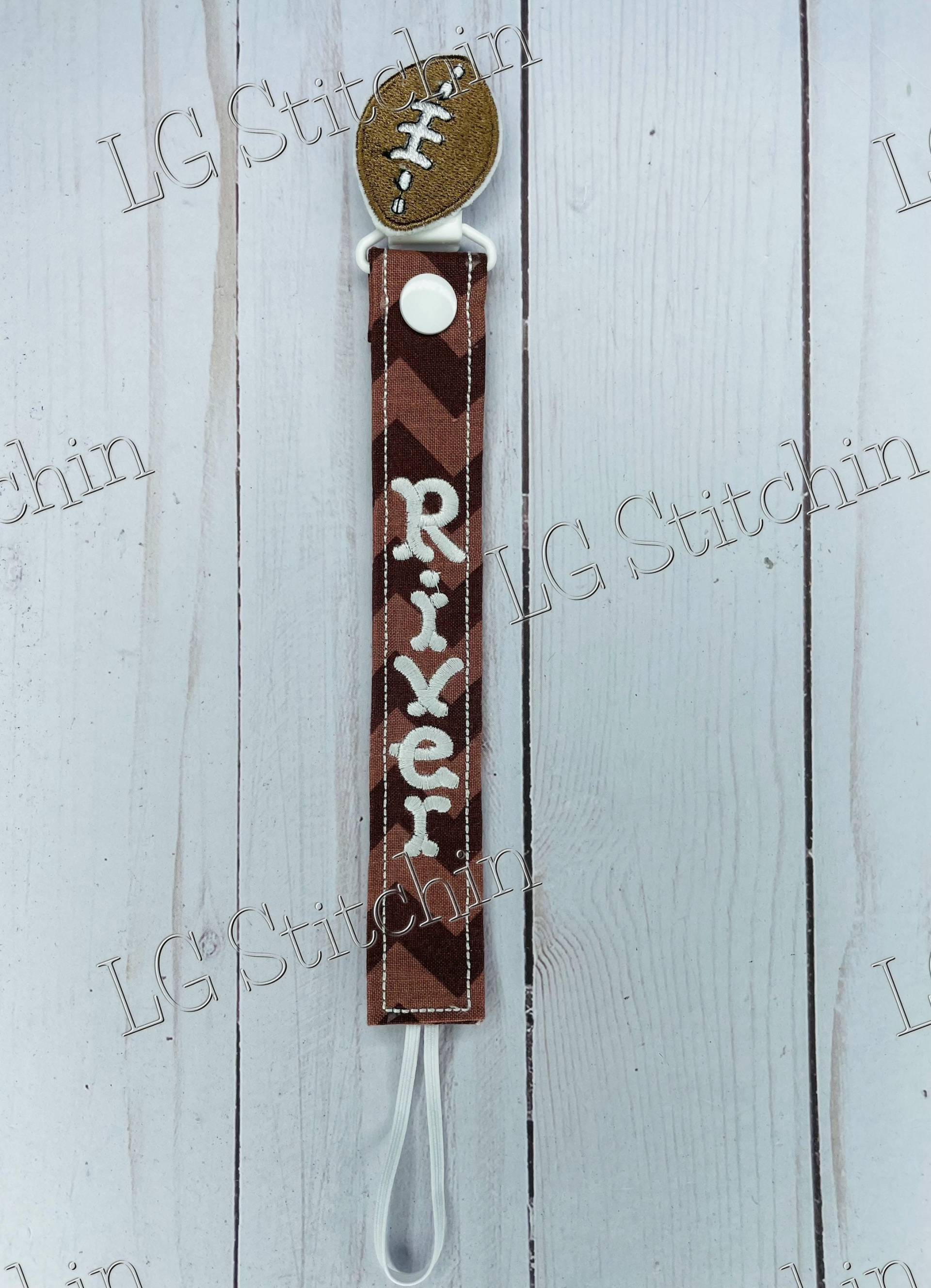 Fußball Schnullerhalter Monogramm Benutzerdefinierte Jungen Baby Paci Clip Süß Weiß Braun Selbstgemacht Baumwolle Geschenk Shower Personalisiertes Fußball Schnullerhalter Monogramm Benutzerdefinierte Jungen Baby Paci Clip Süß Weiß Braun Selbstgemacht Baumwolle Geschenk Shower Personalisiertes von LGStitchin