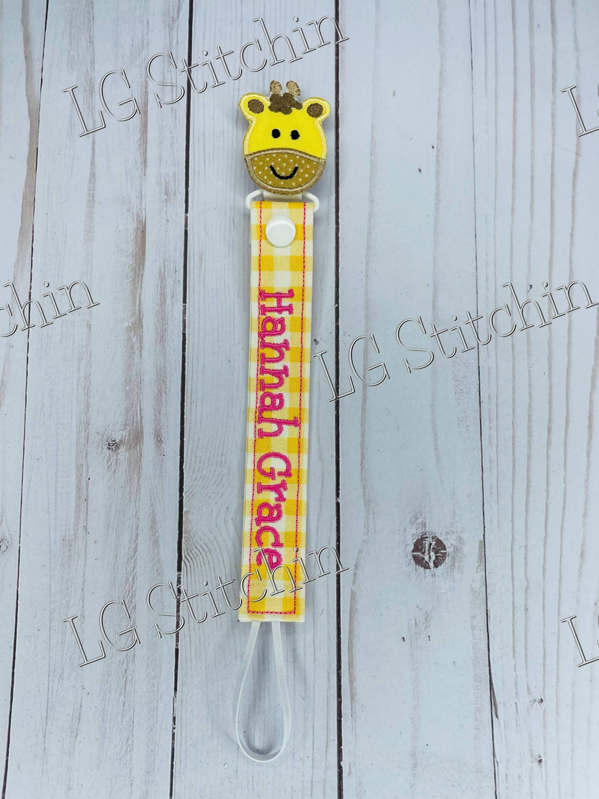 Giraffe Schnullerclip Benutzerdefinierte Bestickt Niedlich Schnullerhalter Bobo Dodie Giraffe Schnullerclip Benutzerdefinierte Bestickt Niedlich Schnullerhalter Bobo Dodie von LGStitchin