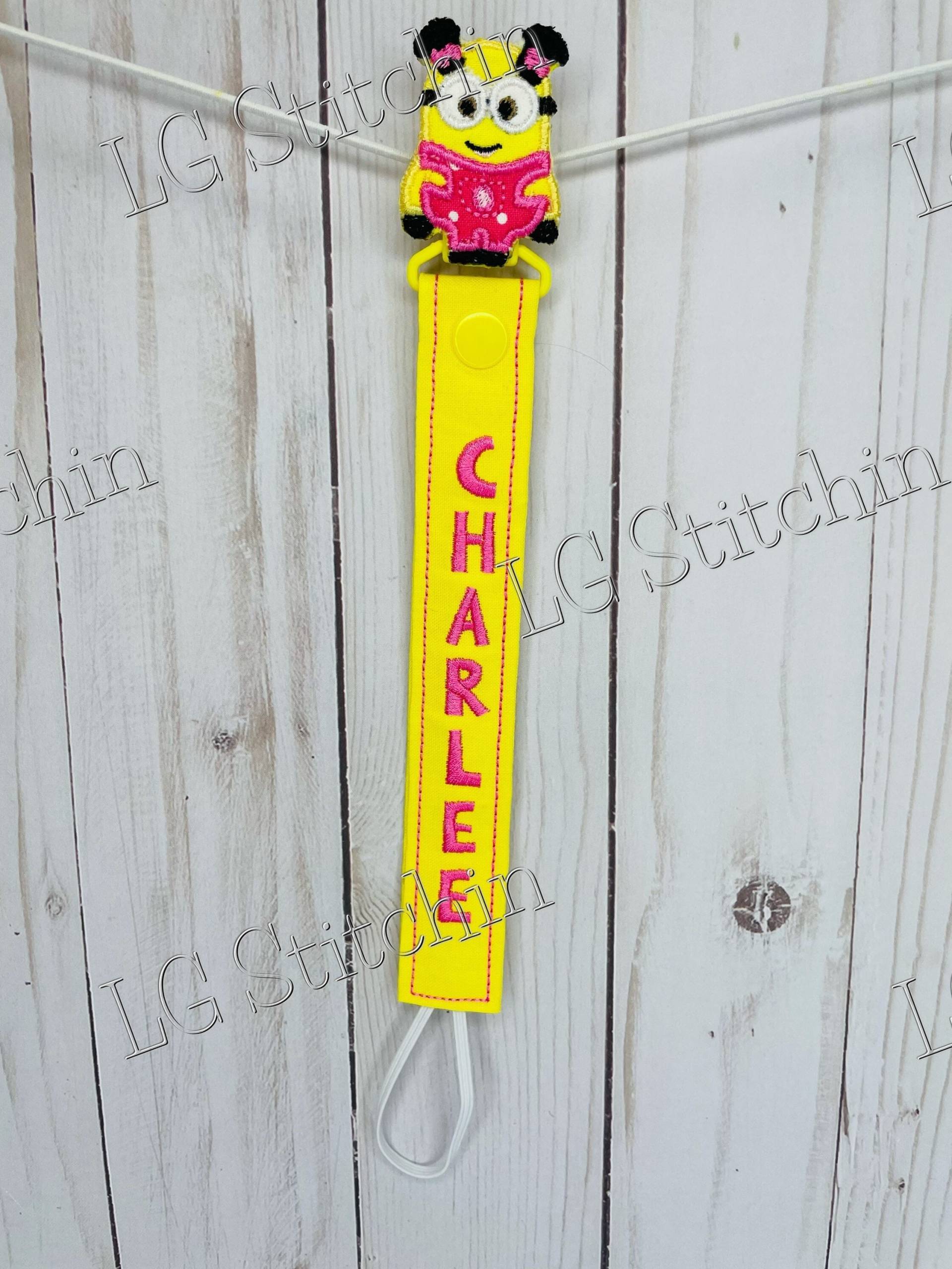Minion Schnullerclip Benutzerdefinierte Bestickt Niedlich Schnullerhalter Bobo Dodie Monogramm Minion Schnullerclip Benutzerdefinierte Bestickt Niedlich Schnullerhalter Bobo Dodie Monogramm von LGStitchin