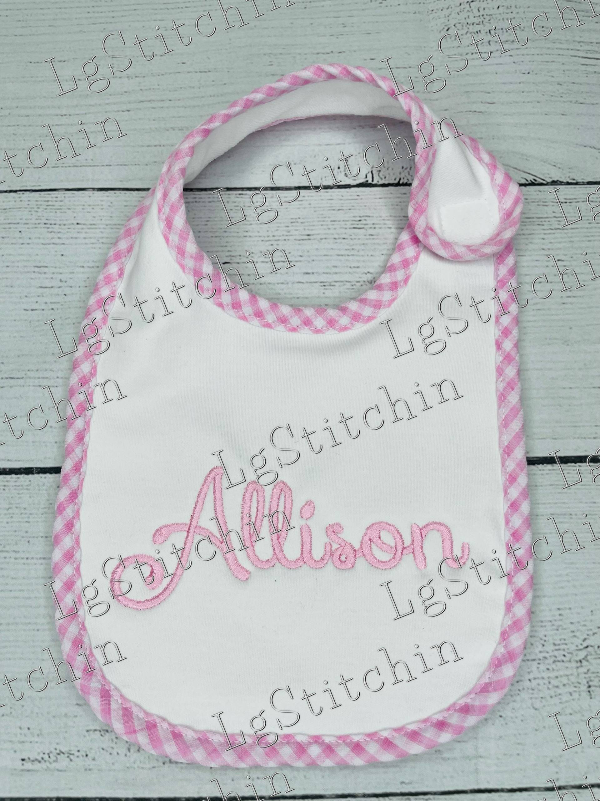 Rosa Lätzchen Gingham Trimmen Benutzerdefinierte Baby Niedlichen Baumwollgeschenk Baby-Dusche-Geschenk Personalisiertes Geschenk Besticktes Rosa Lätzchen Gingham Trimmen Benutzerdefinierte Baby Niedlichen Baumwollgeschenk Baby-Dusche-Geschenk Personalisiertes Geschenk Besticktes von LGStitchin
