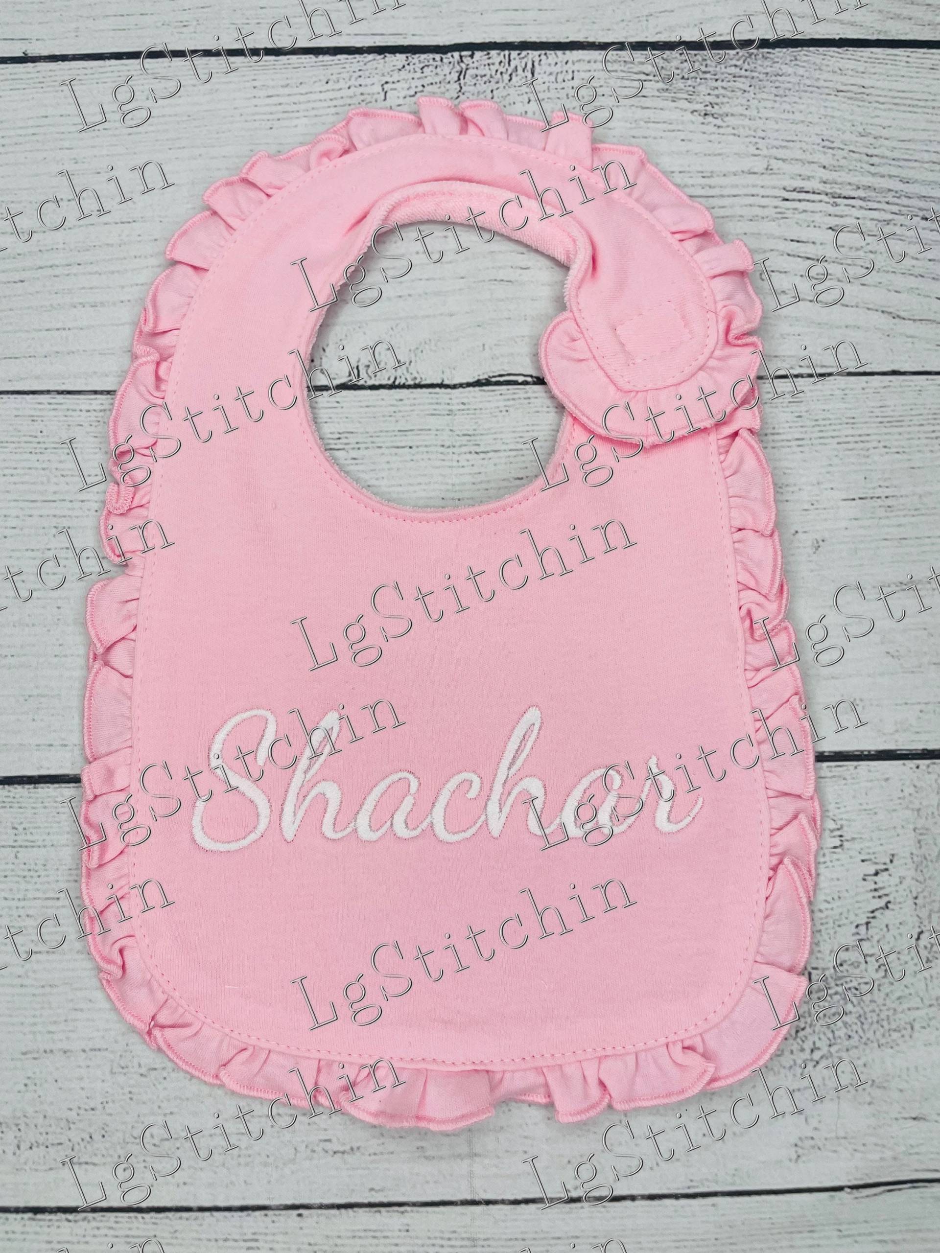 Rüschen Baby Lätzchen Initial Monogramm Benutzerdefinierte Süßes Girly Rosa Baumwollgeschenk Baby-Dusche-Geschenk Einfaches Rüschen Baby Lätzchen Initial Monogramm Benutzerdefinierte Süßes Girly Rosa Baumwollgeschenk Baby-Dusche-Geschenk Einfaches von LGStitchin