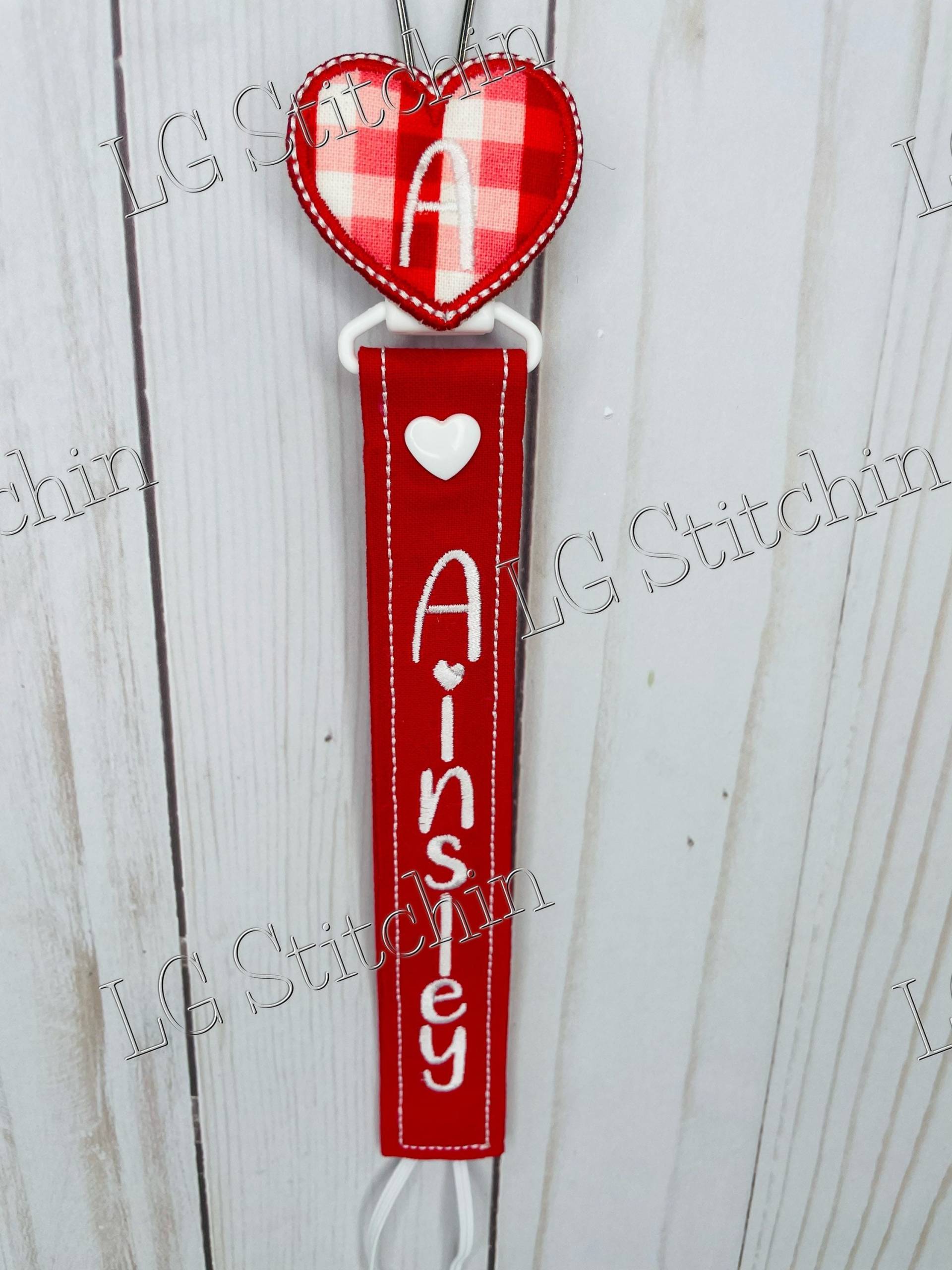 Valentinstags Schnullerhalter Monogramm Benutzerdefinierte Unisex Baby Paci Clip Niedlich Weiß Rot Selbstgemachte Baumwolle Geschenk Shower Herz von LGStitchin