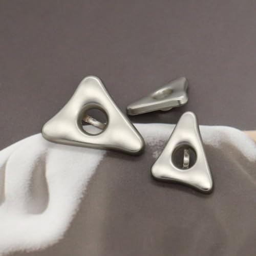 LIBERGA 20 Stück Unregelmäßige Dreieckige Metall Knöpfe Mit Schaft, Modische Nähknöpfe Für Kleidung Strickjacken Mäntel Bastelprojekte, Silber, 18mm LIBERGA 20 Stück Unregelmäßige Dreieckige Metall Knöpfe Mit Schaft, Modische Nähknöpfe Für Kleidung Strickjacken Mäntel Bastelprojekte, Silber, 18mm von LIBERGA