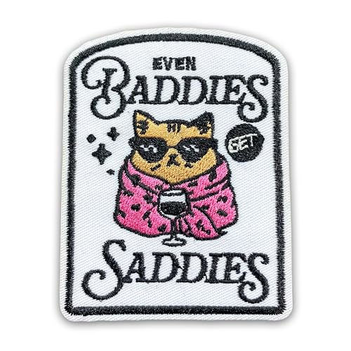 Aufnäher mit Aufschrift "Even Baddies Get Saddies", 7,6 cm, niedliches Tier, sarkastisches Bügeln/Aufnähen, Stoffapplikation für Trucker, Mütze, Kleidung, Rucksack, DIY-Zubehör, Kollegen, Freunde Aufnäher mit Aufschrift "Even Baddies Get Saddies", 7,6 cm, niedliches Tier, sarkastisches Bügeln/Aufnähen, Stoffapplikation für Trucker, Mütze, Kleidung, Rucksack, DIY-Zubehör, Kollegen, Freunde von LILIROZE
