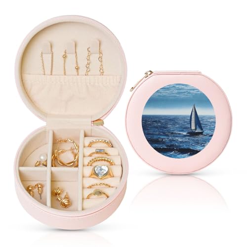 LKTPSKQRY Kleine Reise-Schmuckschatulle aus Leder für Damen, Tragbares Schmucketui, Segelboot-Muster, Marineblau, Mini-Reiseetui für Halskette und Ringe LKTPSKQRY Kleine Reise-Schmuckschatulle aus Leder für Damen, Tragbares Schmucketui, Segelboot-Muster, Marineblau, Mini-Reiseetui für Halskette und Ringe von LKTPSKQRY