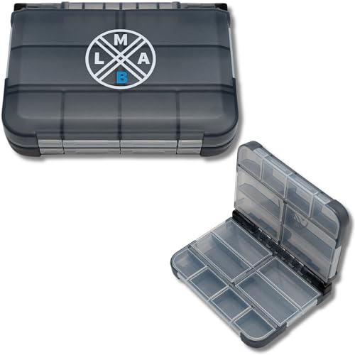 LMAB Angelbox Pocket Box, Kleinteile Angel Box, Sortierbox zum Angeln, Angelzubehör Kleinteilebox, Tacklebox, Kunstköderbox, Angelköder Angelkiste, Angelboxen, Angelkasten (M - 13,2 x 9,7 x 3,4 cm) von LMAB