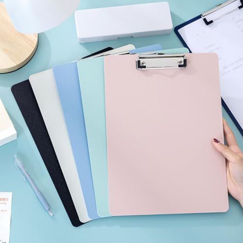LOORGVEL 2 Stück Multifunktionales Klemmbrett Zufälligen Farben Schreibunterlage und Dokumenten organizer Stabile Kunststoffplatte mit Hand Schreibunterstützung für Büro Zufällige Farbe von LOORGVEL