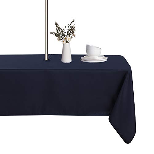 LUSHVIDA Tischdecke für den Innen- und Außenbereich, waschbar, wasserdicht, knitterfrei, mit Reißverschluss und Regenschirmloch für Frühling, Terrasse (rechteckig 152.4 x 213.4 cm, Marineblau) von LUSHVIDA
