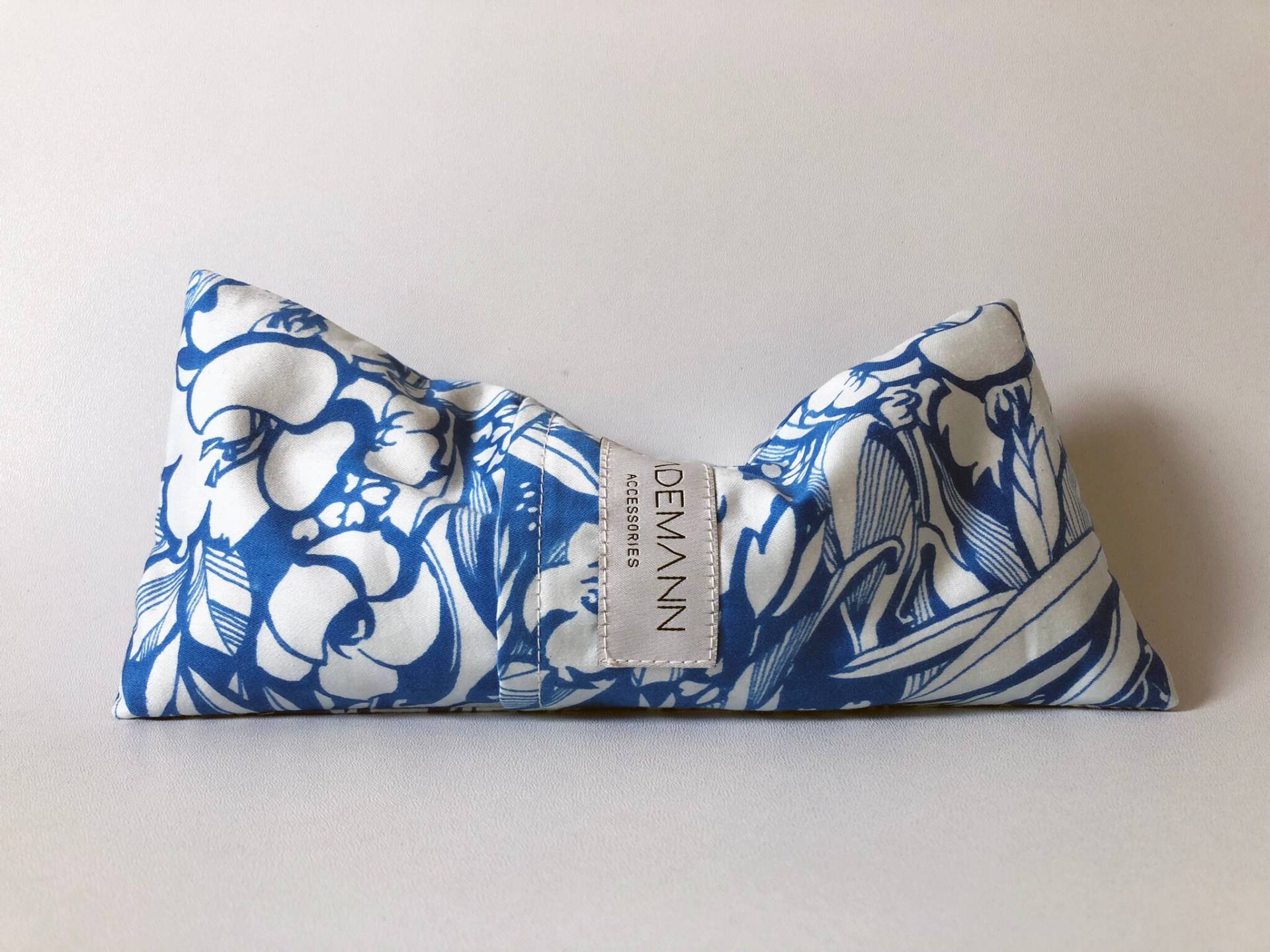 Augenkissen "Mare" in Blau/Weiß, Floraler Vintage-stoff, Baumwolle, Lavendel Und Bio Leinsaat, Ca. 11cm X 23cm Augenkissen "Mare" in Blau/Weiß, Floraler Vintage-stoff, Baumwolle, Lavendel Und Bio Leinsaat, Ca. 11cm X 23cm von LademannAccessories