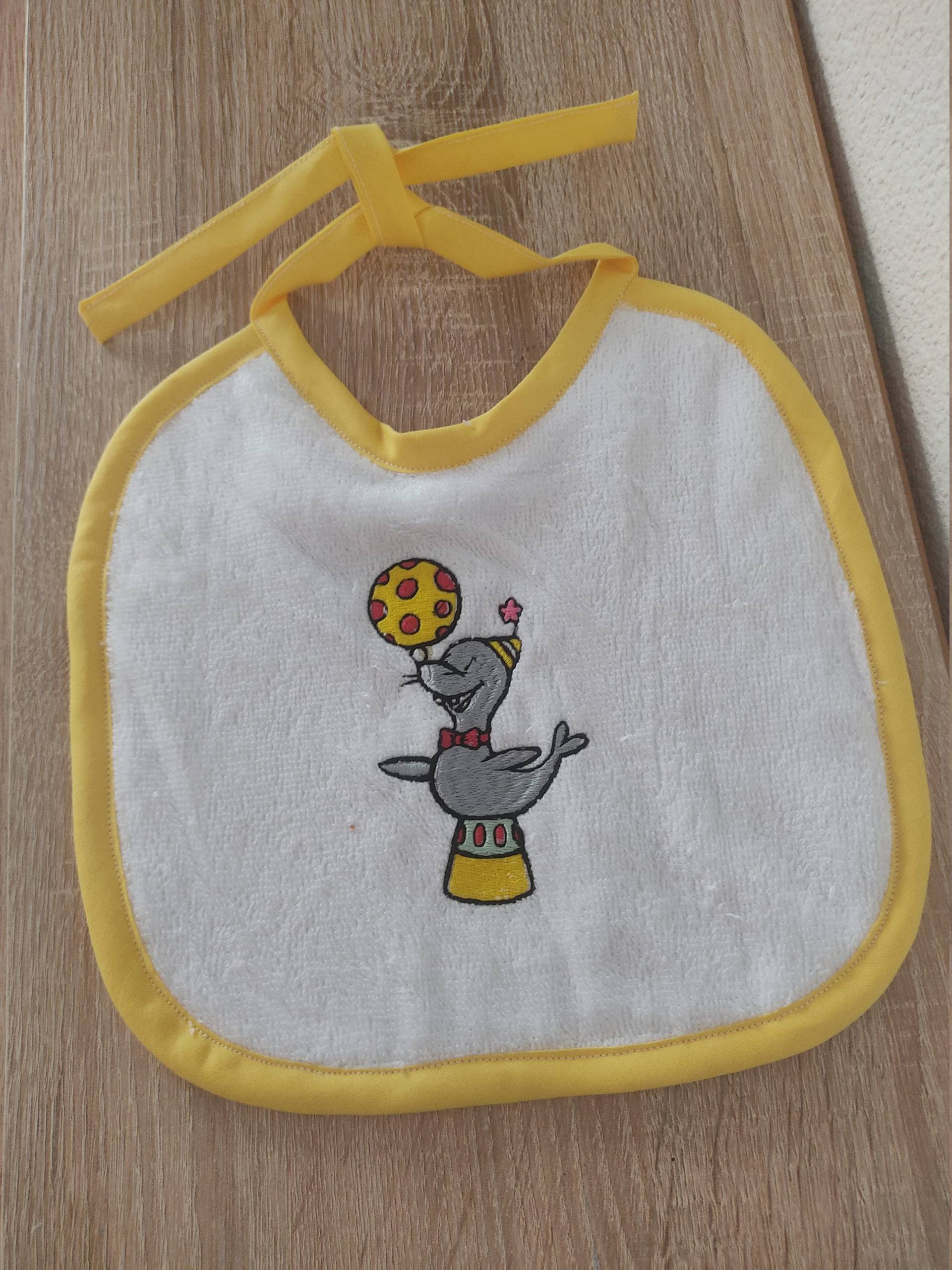 Mit Einem Seelöwen Besticktes Kinderlätzchen Mit Einem Seelöwen Besticktes Kinderlätzchen von LapassiondeVero