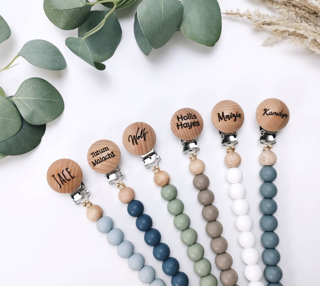 Personalisierte Schnullerclip | Silikon Und Musselin Paci Halter Baby-Geschenke Mit Gravur in Holz Kita Name Accessoire Personalisierte Schnullerclip | Silikon Und Musselin Paci Halter Baby-Geschenke Mit Gravur in Holz Kita Name Accessoire von LarkandLullaby