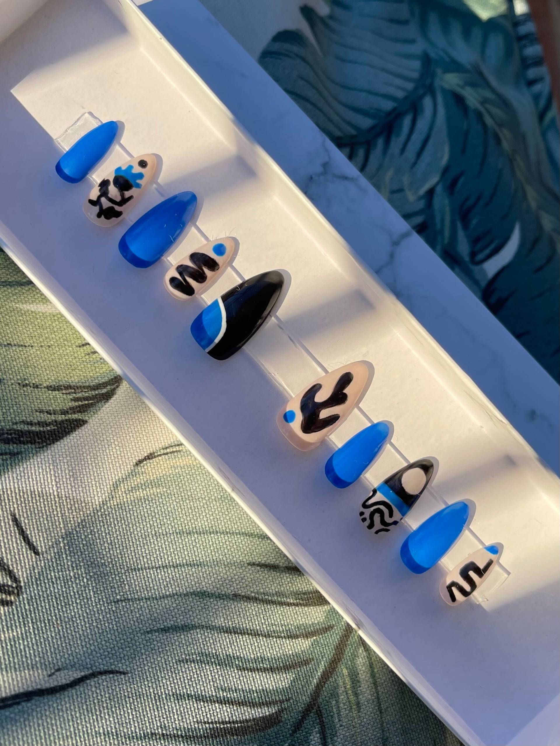 Moderne Künstlerin | Wiederverwendbare Nagelpresse Personalisiertes Kawaii Press On Nails Set Handbemalte von LastTrainStudio