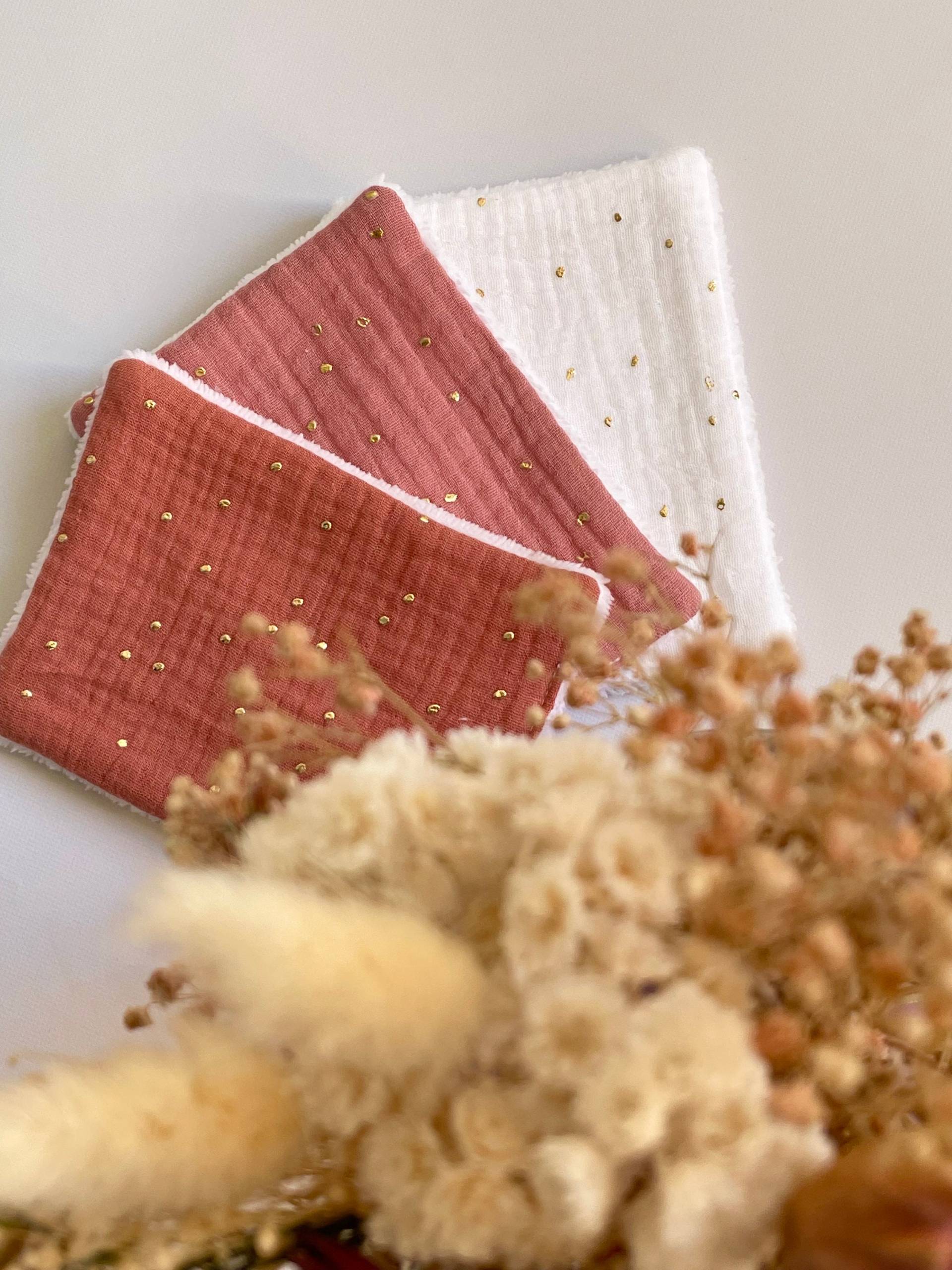 Bandana-Lätzchen Aus Baumwolle in Teerosa Oder Weiß Bandana-Lätzchen Aus Baumwolle in Teerosa Oder Weiß von LeGrenierDHuPa