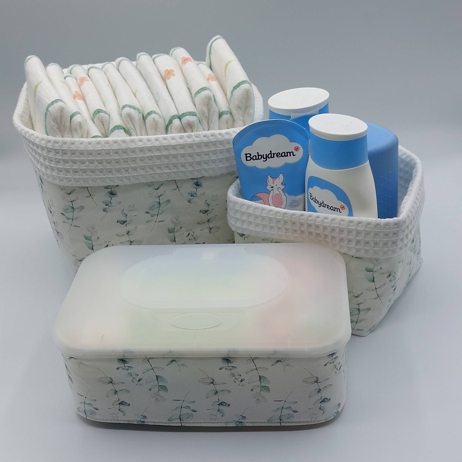 Wickeltischset ~ Eukalyptus Weiß/Weiß Wahlweise Mit Oder Ohne Bezug Feuchttücherbox Baumwolle/Waffelpique Wickeltischset ~ Eukalyptus Weiß/Weiß Wahlweise Mit Oder Ohne Bezug Feuchttücherbox Baumwolle/Waffelpique von LeNiCreativ