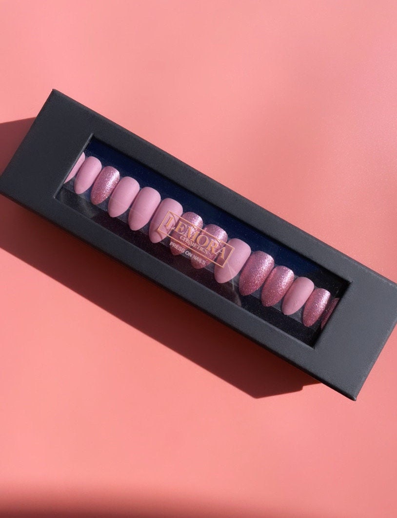 Dusty Rose Nägel. Rosa Mandel Kurzes Drücken Auf Die Sie Nägel Dusty Rose Nägel. Rosa Mandel Kurzes Drücken Auf Die Sie Nägel von LemoraCosmetics