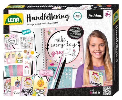 Lena 42335 - Handlettering Set Groß, Malset mit illustriertem Ringbuch, 4 Buchstaben Schablonen, 4 Stiften, 4 Stickerbögen und 4 Klappkarten, Handschrift Schreibset, Kreativset für Kinder ab 8 Jahren Lena 42335 - Handlettering Set Groß, Malset mit illustriertem Ringbuch, 4 Buchstaben Schablonen, 4 Stiften, 4 Stickerbögen und 4 Klappkarten, Handschrift Schreibset, Kreativset für Kinder ab 8 Jahren von Lena