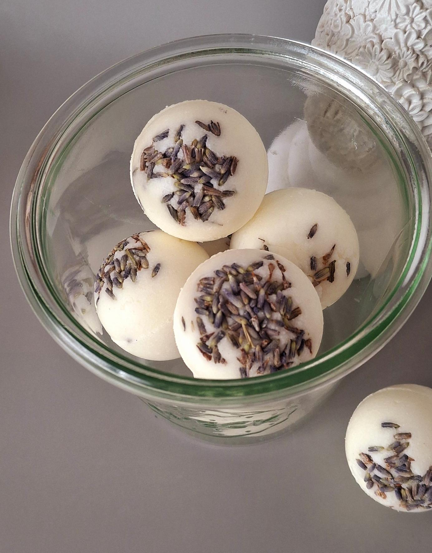 Badekugel, Badepraline Mit Shea-Butter, Lavendel, Mandel, Vegane Badetrüffel, Weihnachtsgeschenk, Wichtelgeschenk Badekugel, Badepraline Mit Shea-Butter, Lavendel, Mandel, Vegane Badetrüffel, Weihnachtsgeschenk, Wichtelgeschenk von LiBebyLisa