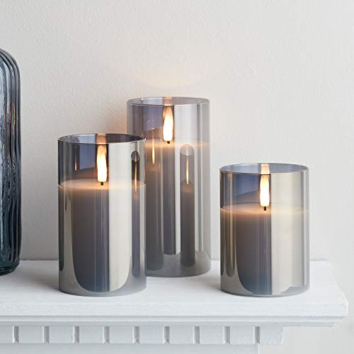 Lights4fun 3er Set Echtwachs TruGlow® Kerzen mit warmweißer LED Flamme und Timer in silbernem Glas 10/12,5 / 15cm von Lights4fun