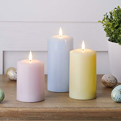 Lights4fun 3er Set LED TruGlow® Echtwachs Kerzen batteriebetrieben mit Fernbedienung und Timer Osterdeko Innen Wohnzimmer Modern Pastell Gelb Hellblau Rosa [Energieklasse A+++] von Lights4fun