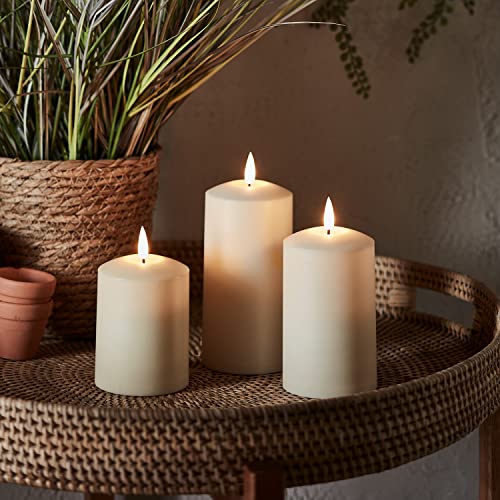 Lights4fun 3er Set TruGlow® LED-Kerzen für Außen mit Fernbedienung warmweiß Timerfunktion Garten Deko Balkon Elektrisch Batterie Stumpenkerzen Draußen [Energieklasse A++] von Lights4fun