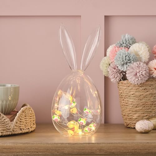 Lights4fun Glas-Osterei mit Hasenohren mit 20er LED Micro Ostereier und Küken Lichterkette warmweiß Timer Batterie Osterdeko Glasglocke Innen Tischdeko Ostern Käseglocke Glas 29 cm von Lights4fun