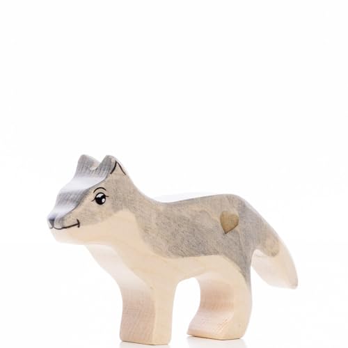 Lilu® Wolf Welpe stehend mit leuchtendem Herz, Wald Holztiere handbemalt, Holzfigur Spielfigur Tiere aus FSC®-Holz, EN71 und DEKRA Zertifiziert Holzspielzeug für Kinder von Lilu
